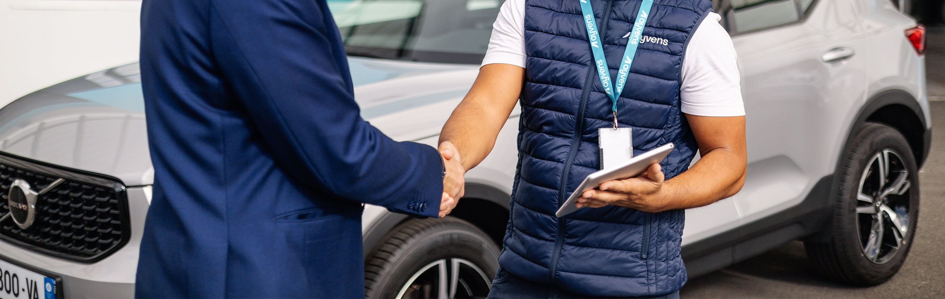 Geschäftsmann gibt sein Auto an einen Ayvens Mitarbeiter zurück