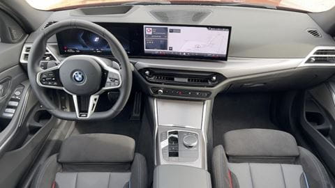 BMW 330e Touring 2