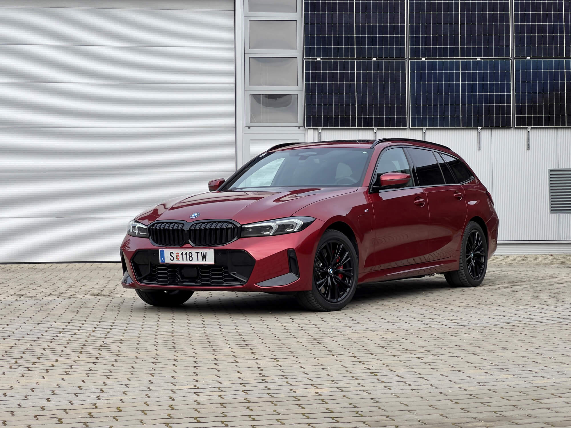 BMW-330e-Touring-neu