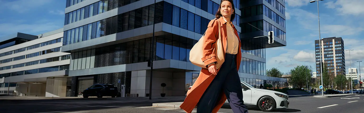 Geschäftsfrau geht über Straße