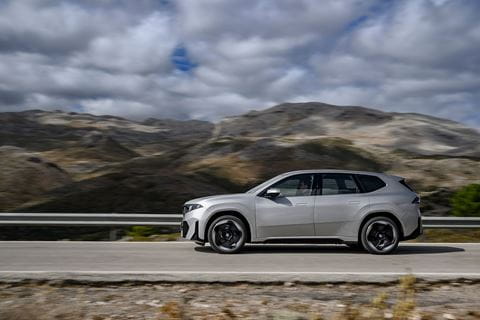 P90626573_highRes_the-new-bmw-ix3-50-x