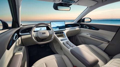 03_Geely_E2_Interior