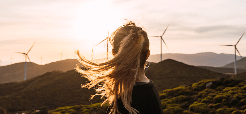 Mujer mirando parque eólico