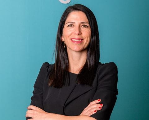 Clara Santos headshot FINAL (003)