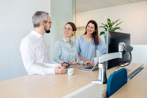 Medium-Ayv_image_corporate_collaboration_3collleagues