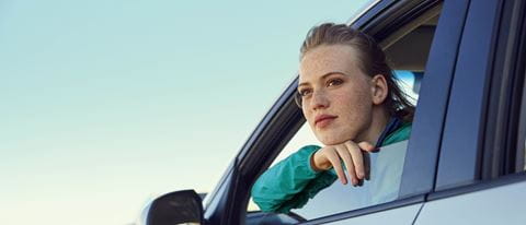 Frau-schaut-aus-Fenster