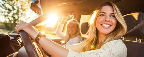 Zwei-Frauen-im-Auto-Sonne