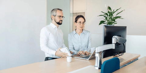 2 employeurs devant un écran