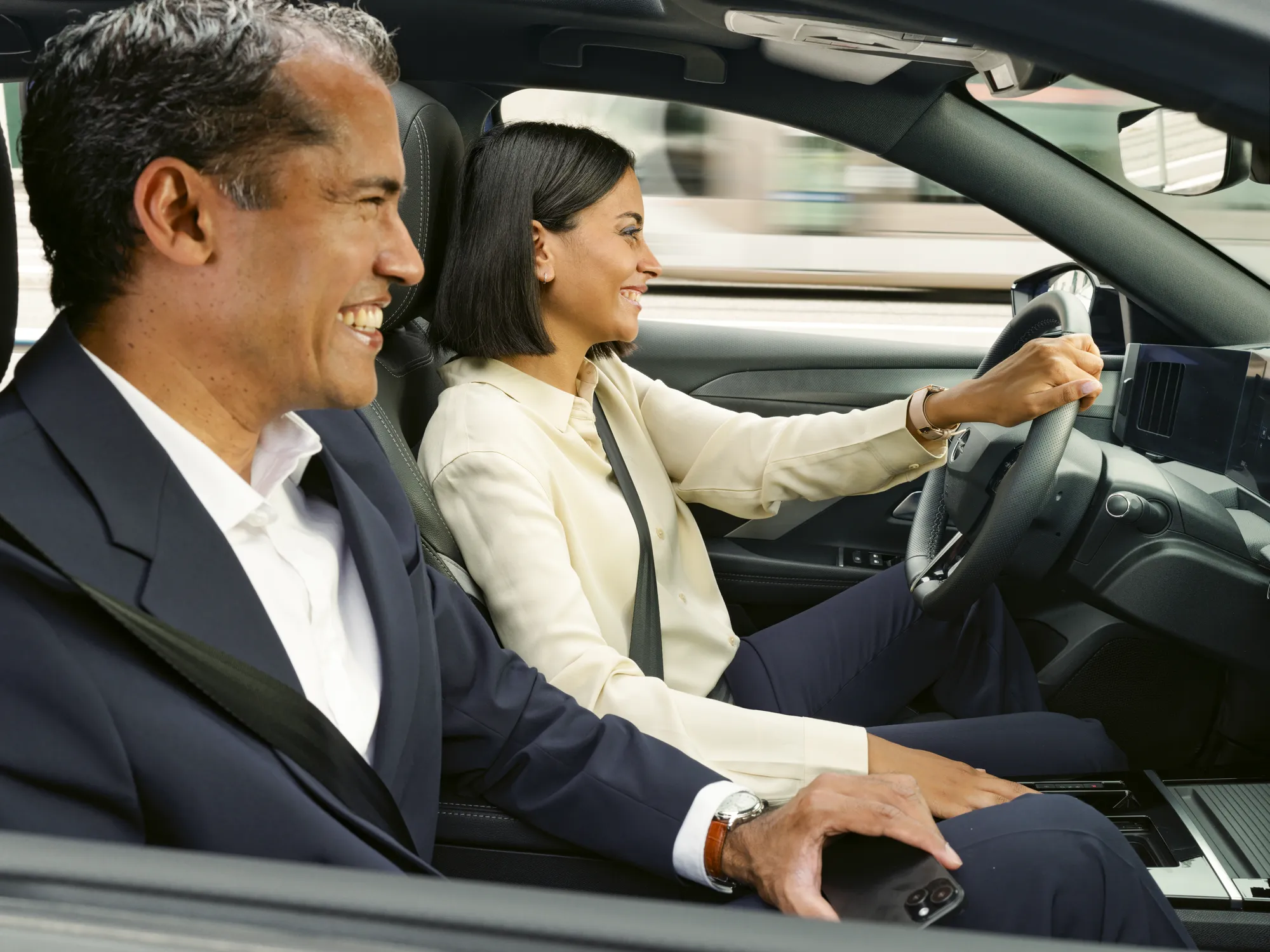 Personnes en train de conduire