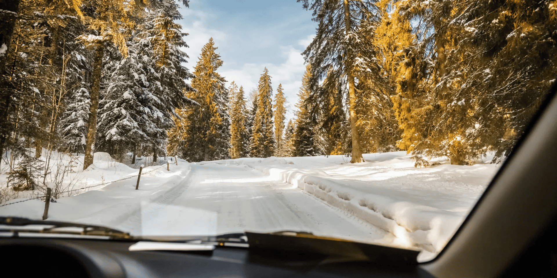 Une voiture roulant sur une route enneigée