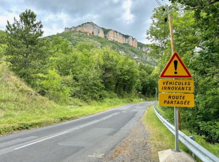 Panneaux routiers au Parc Naturel Régional des Grands Causses