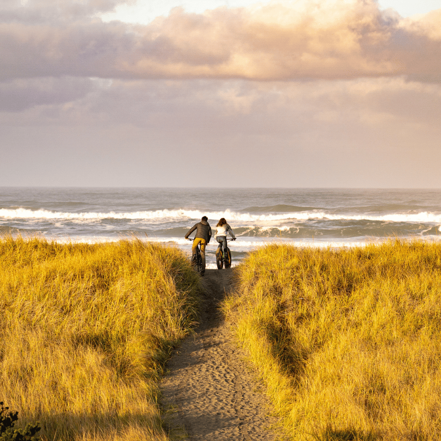 2 personnes marchant sur un chemin devant une plage