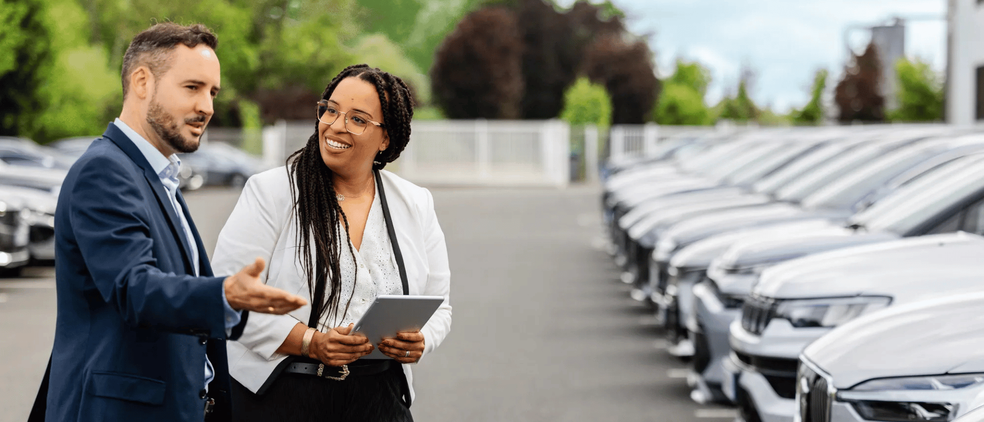 Homme et femme sur un parking en train de parler