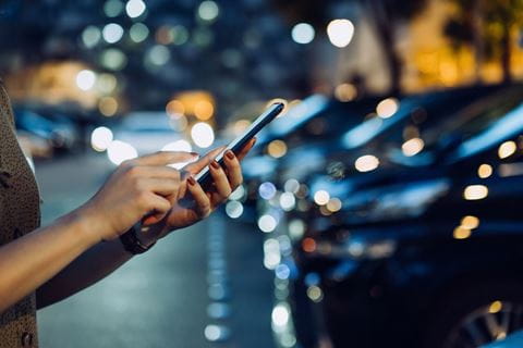 Main d'une femme tenant un téléphone