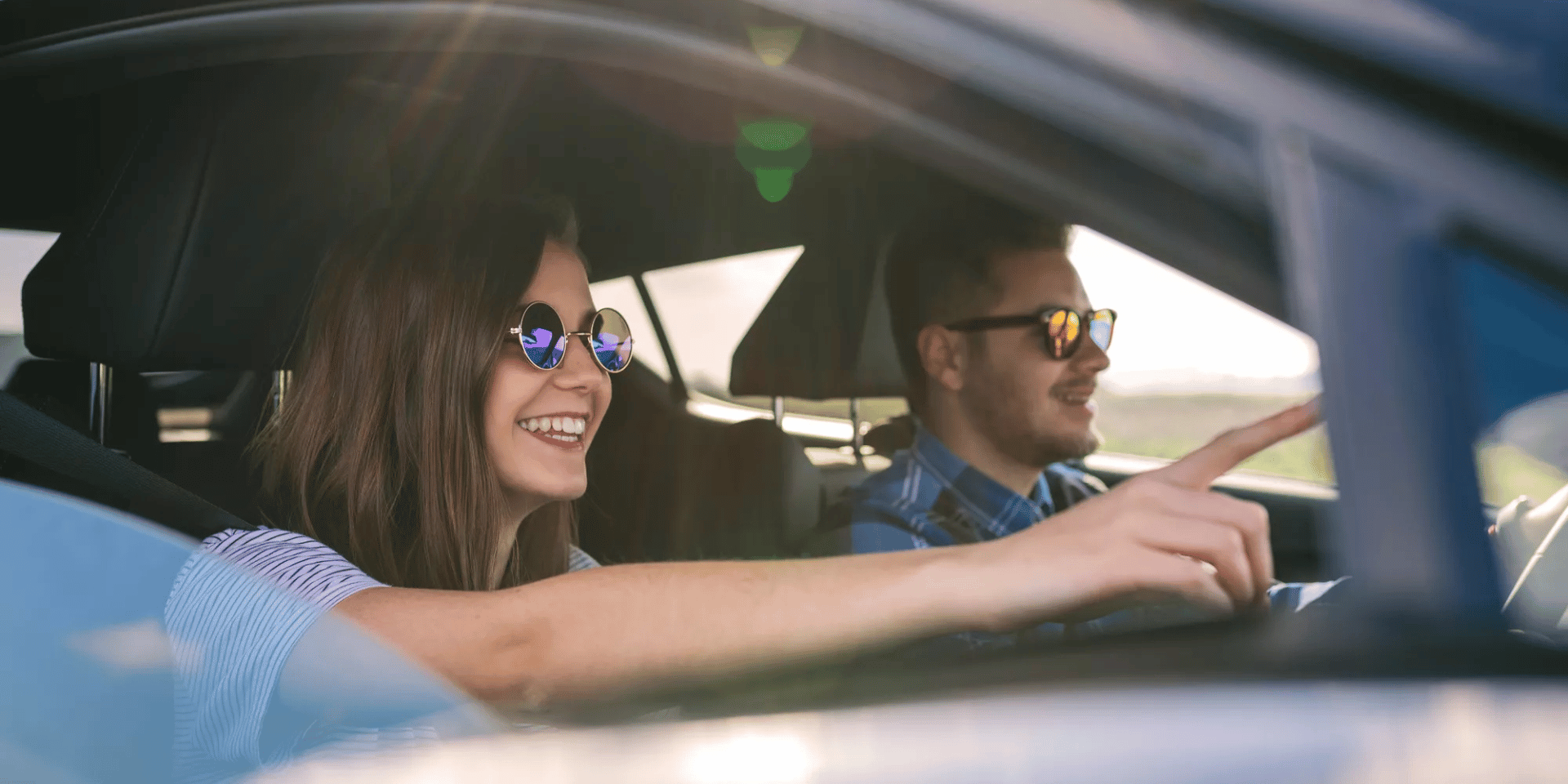 un couple dans une voiture
