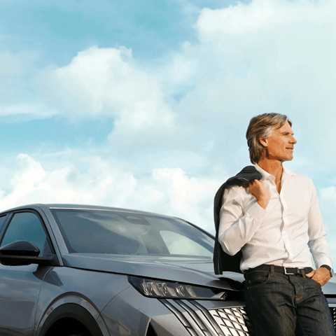 Homme sur voiture