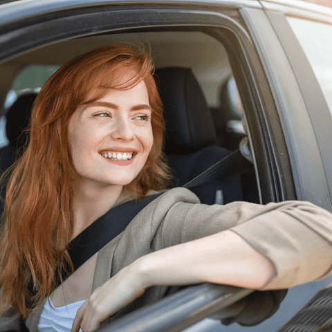 Femme dans voiture