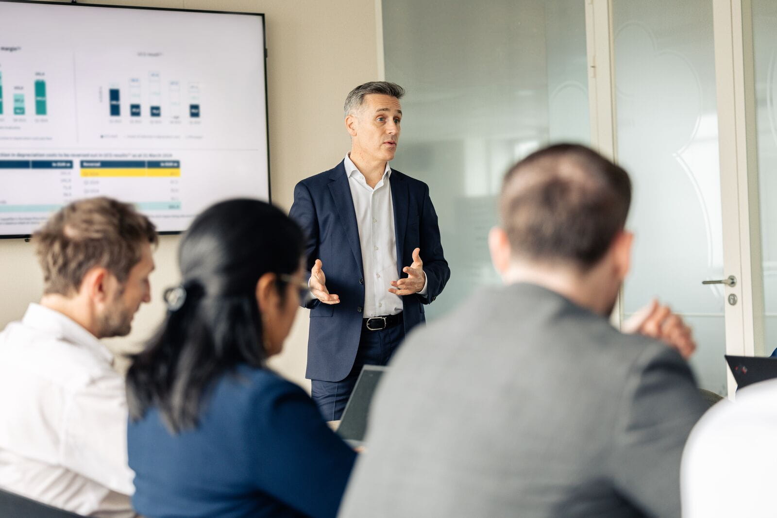 Large-Ayv_image_corporate_meetingpresentation