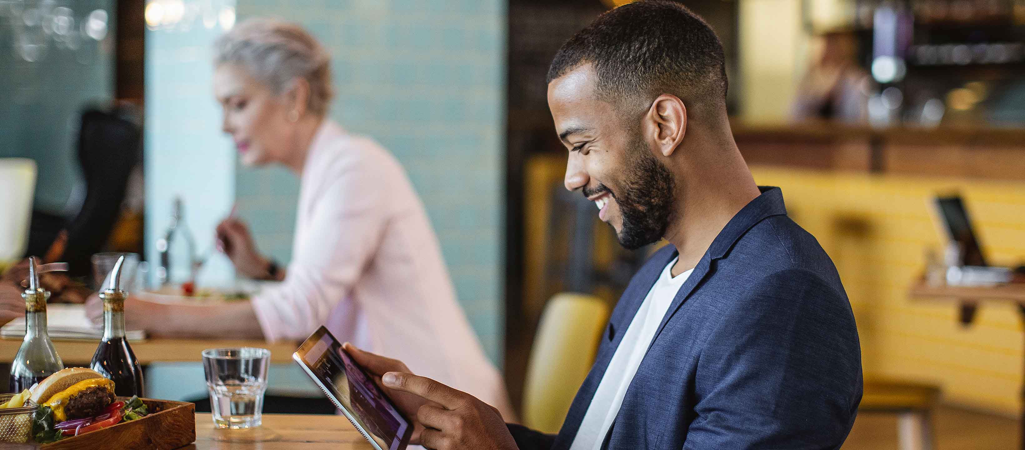 Ayvens_sito_corp_bigbanner_2376x960_assistenza-clienti