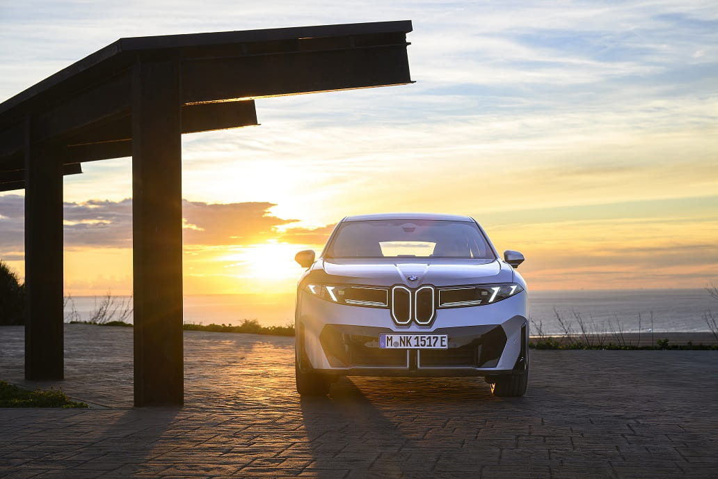 the_highRes_the-new-bmw-ix3-50-x4