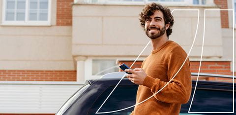 hombre agarrando el celular