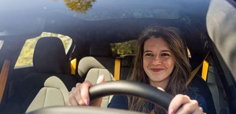 Mujer manejando un vehiculo