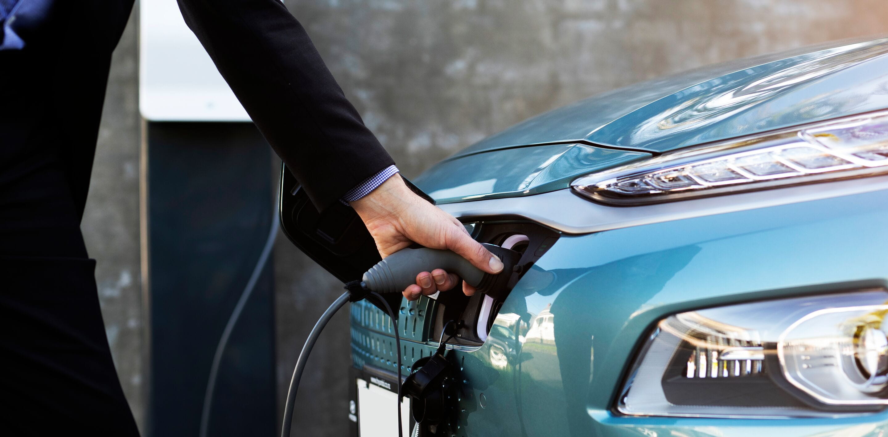 Laadstekker-blauwe-auto