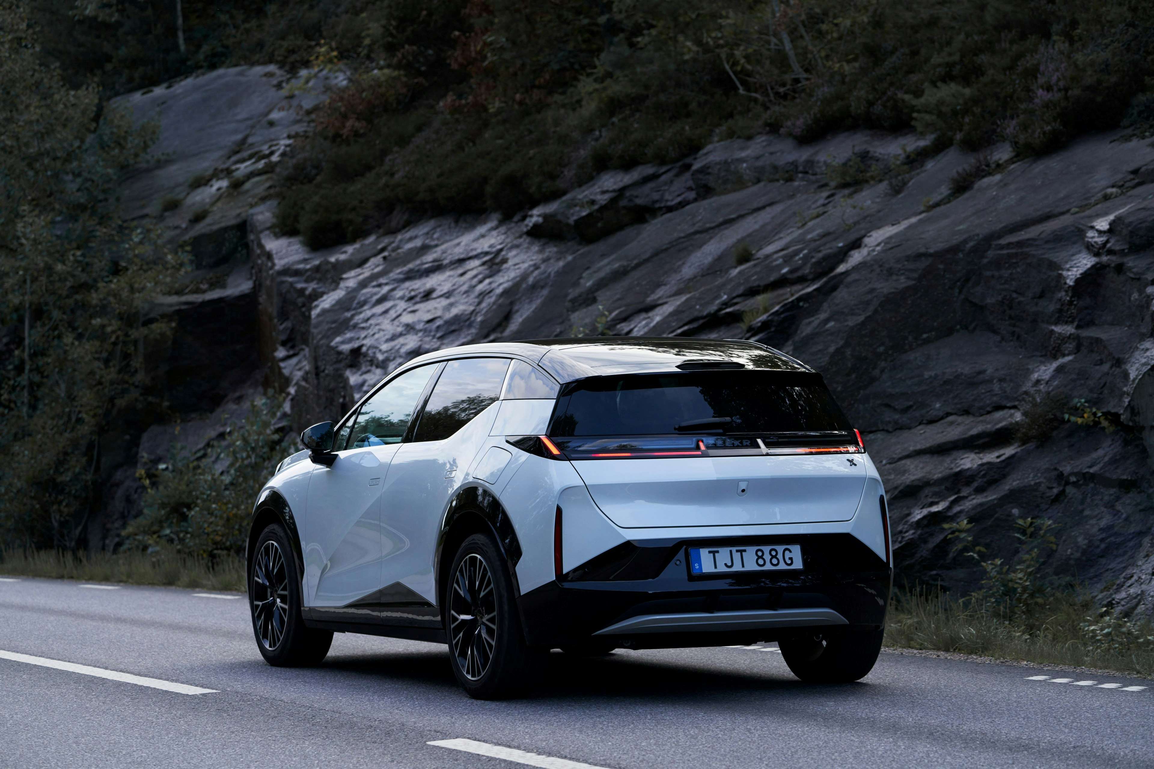 1714030896-zeekr-x-005 (1)