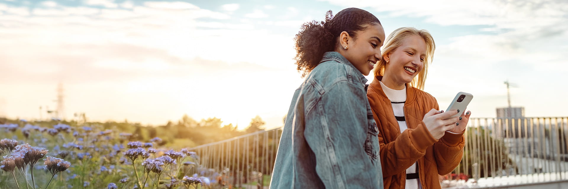 ayv_2025_sc_header_good-time-friends_02