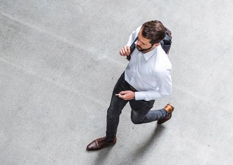 Zakelijke Lease - mobiliteit die met je meegroeit Hero-man-walking-fleet-2