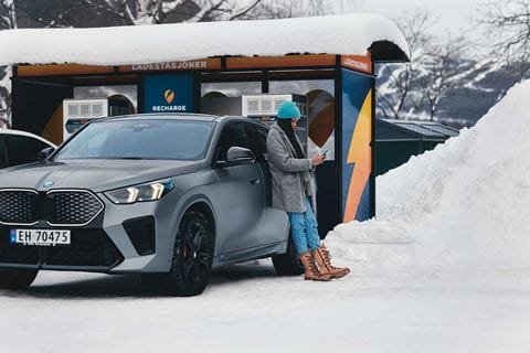 electric-car-charging-winter_compressed