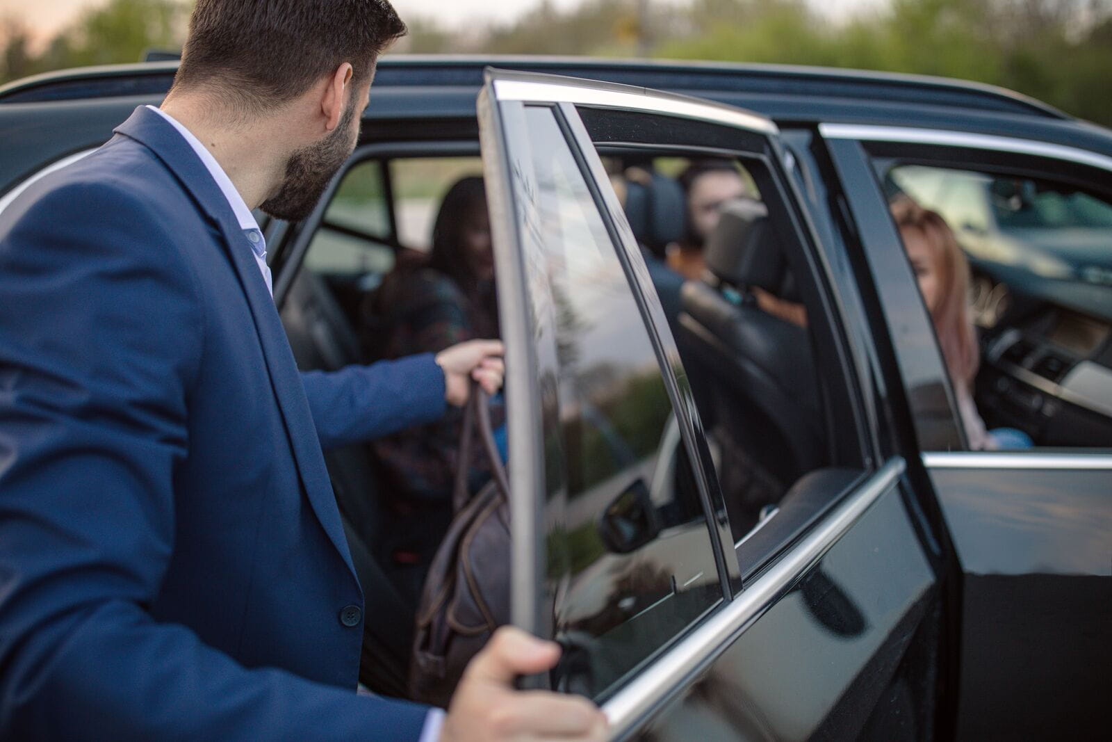 mezczyzna auto