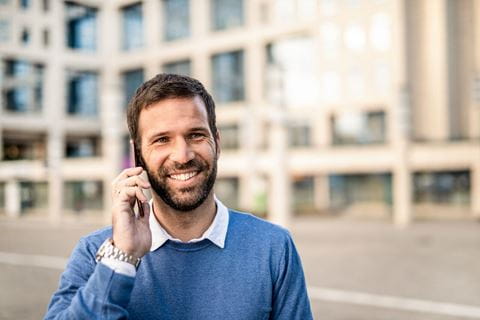 Man talar i telefon