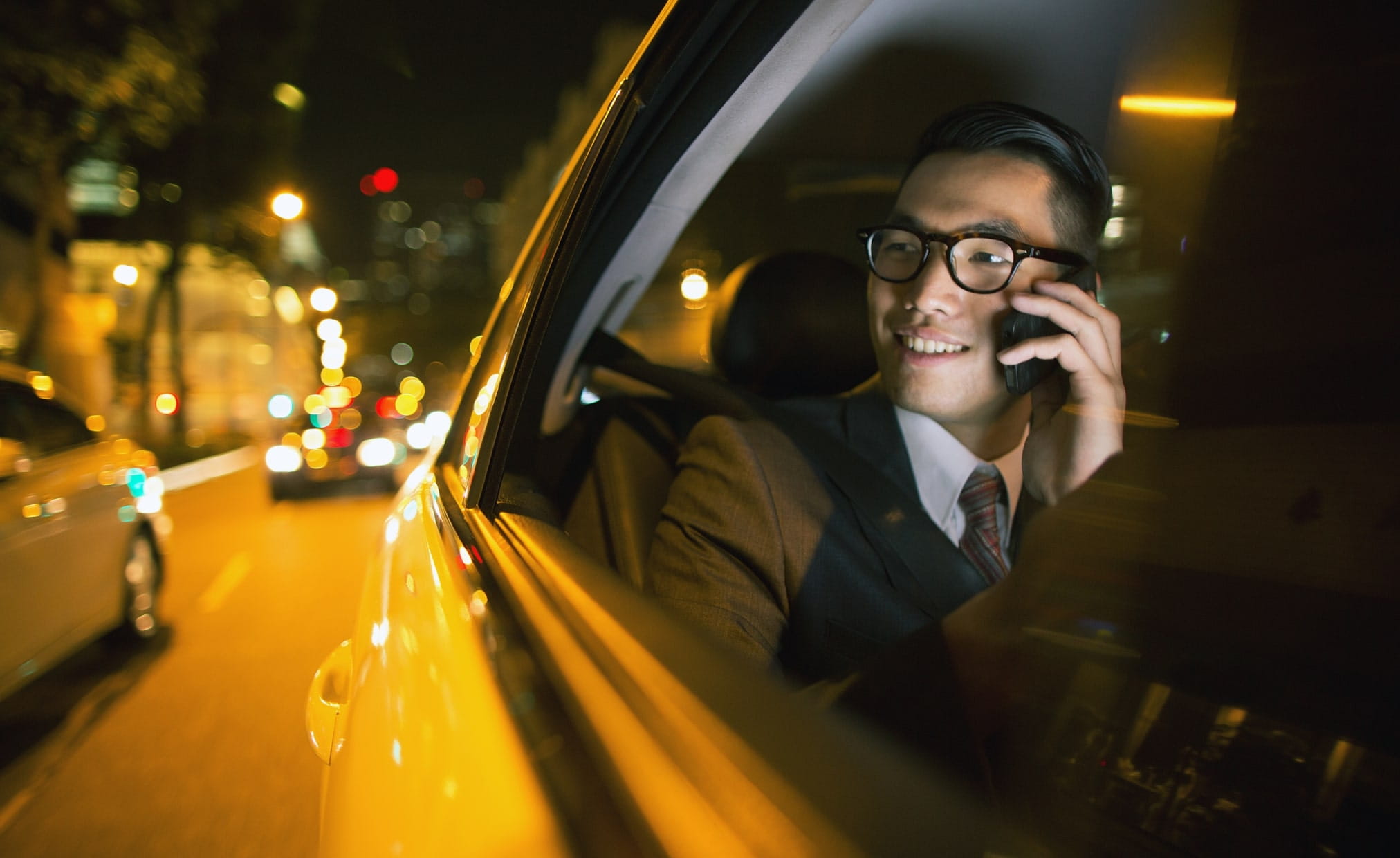 un homme utilise son téléphone