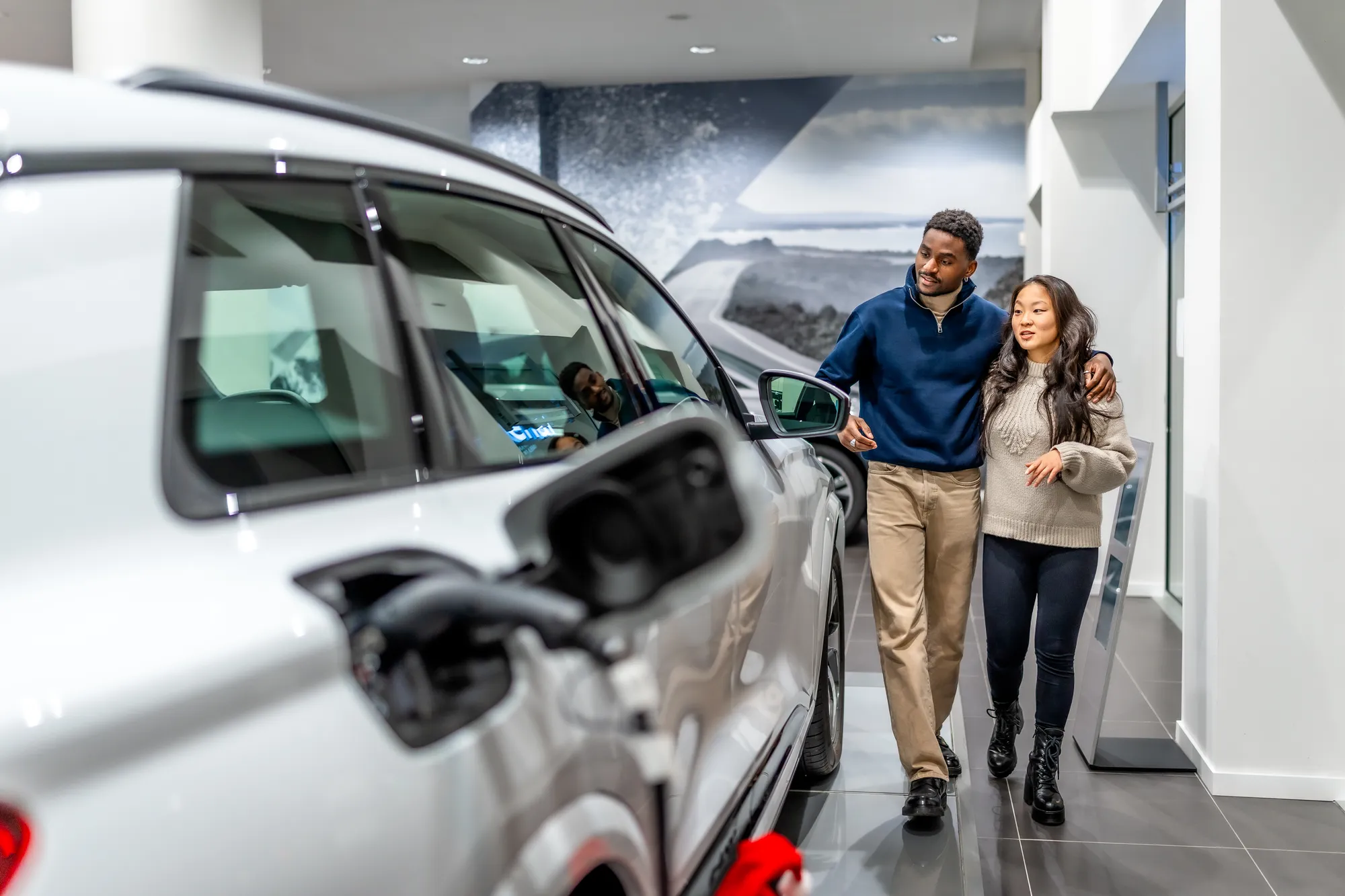 Buy used cars: former lease vehicles couple checking car