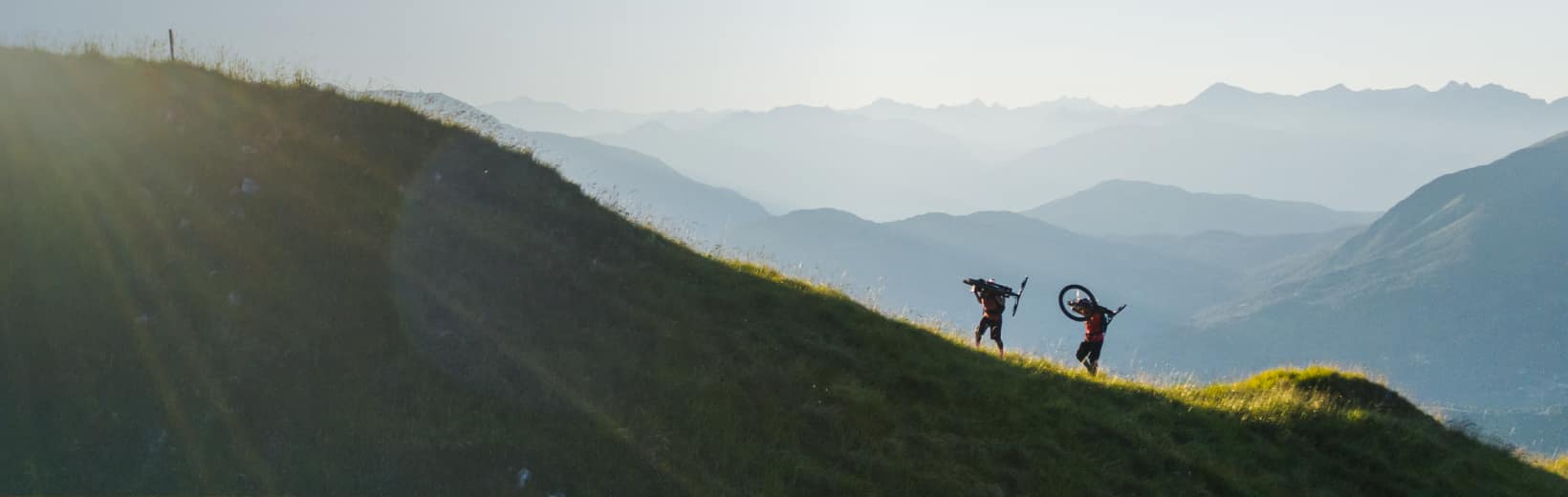 Duas pessoas a subir uma montanha
