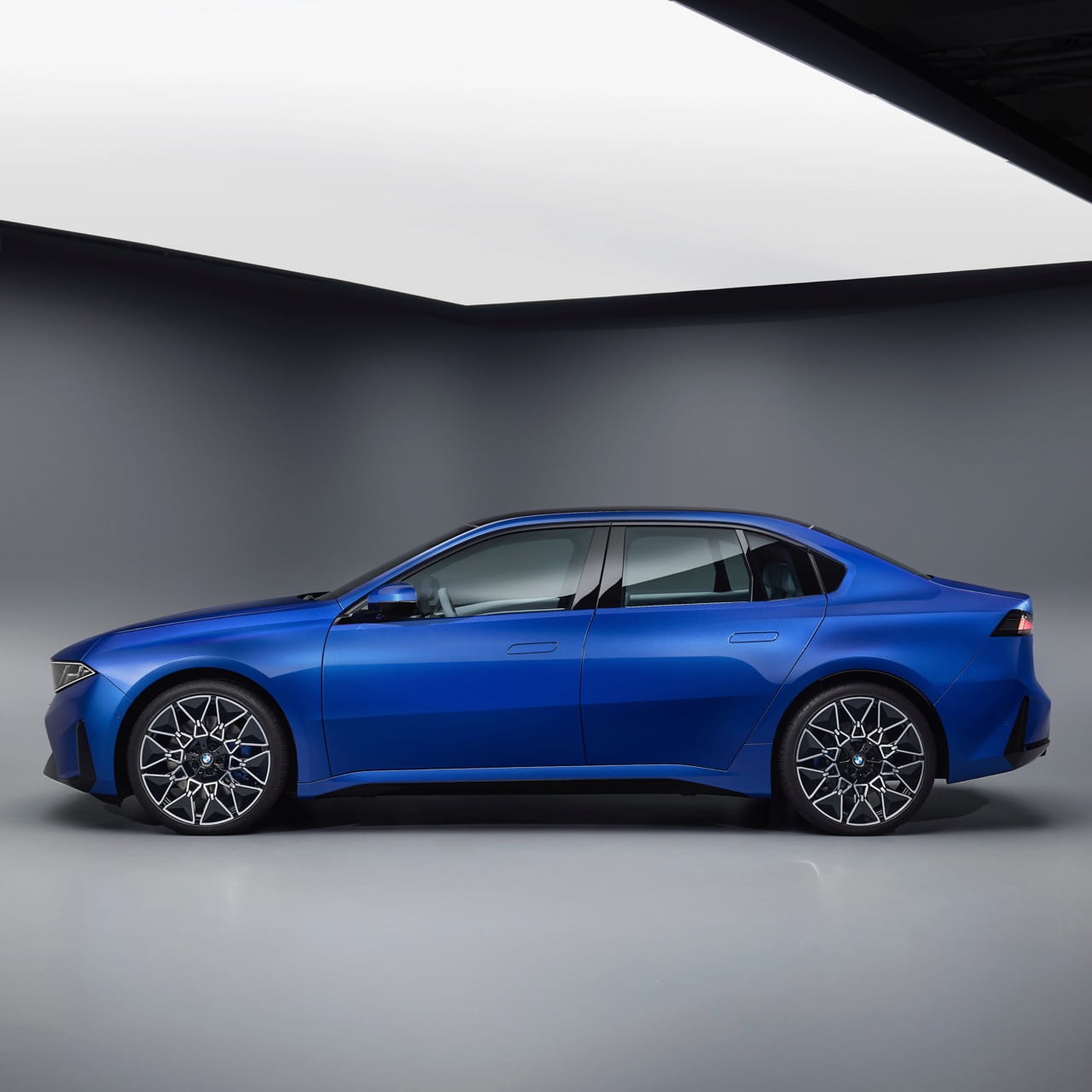 i3-grey background 2 Large