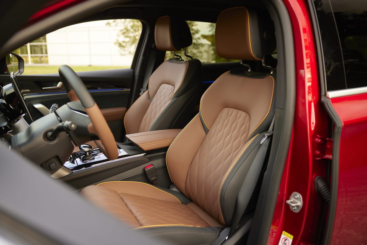 tang_front seats Large