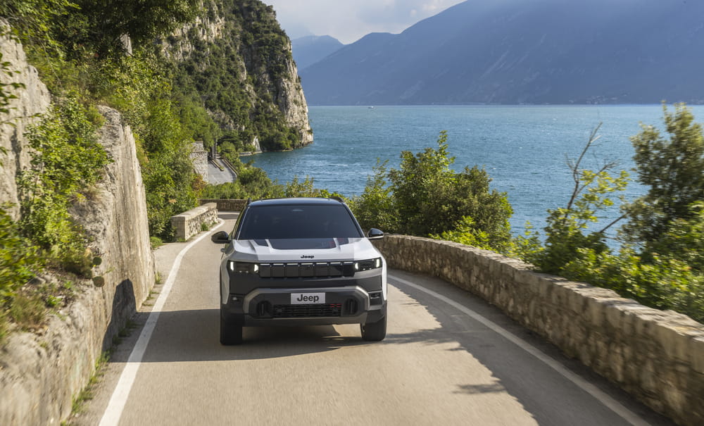 10_Jeep_Compass_Road