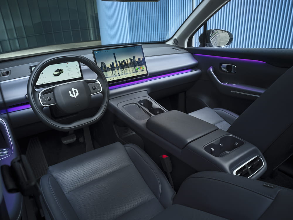 11_LeapmotorC10_Interior