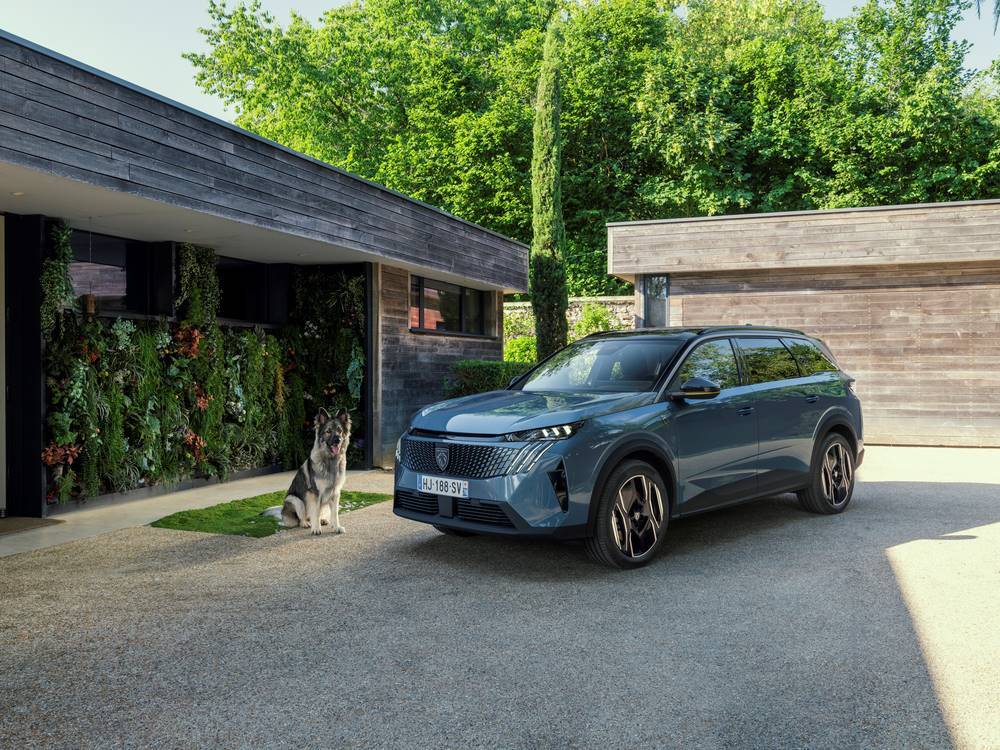 2 Peugeote5008-lifestyle-sidefront
