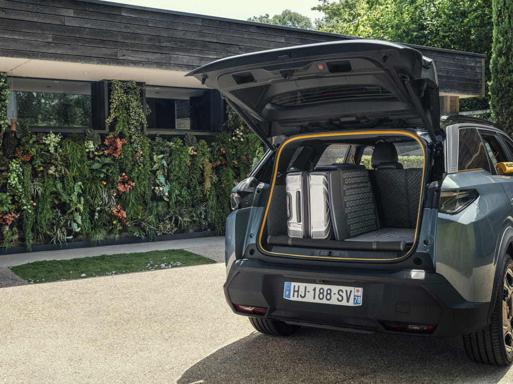 3 Peugeote5008-lifestyle-trunk