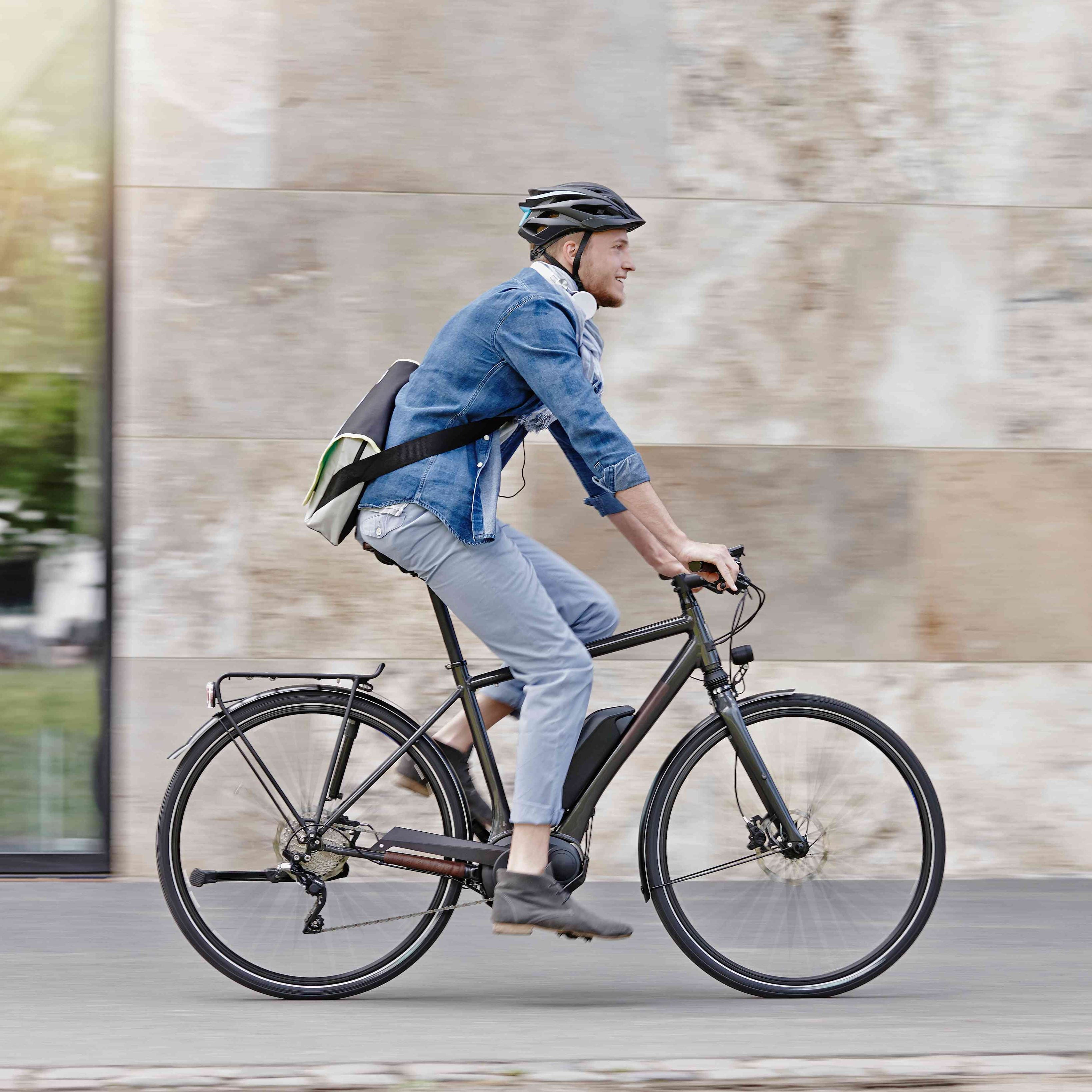 un homme avec son vélo