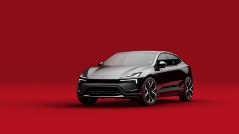 Polestar 4 anser vi kommer vara en av de bästa elbilarna 2024. Här framifrån med röd bakgrund. 