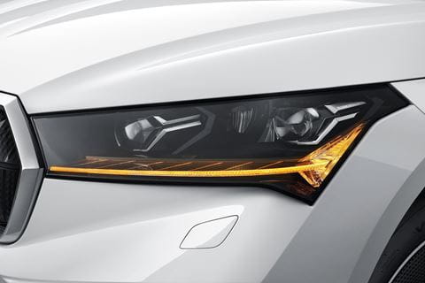 Skoda Enyaq iV är Skodas första elbil, byggd på Volkswagen MEB-plattformen. Med upp till 500 km räckvidd, rymlig interiör och avancerade säkerhetsfunktioner erbjuder den en imponerande körupplevelse.