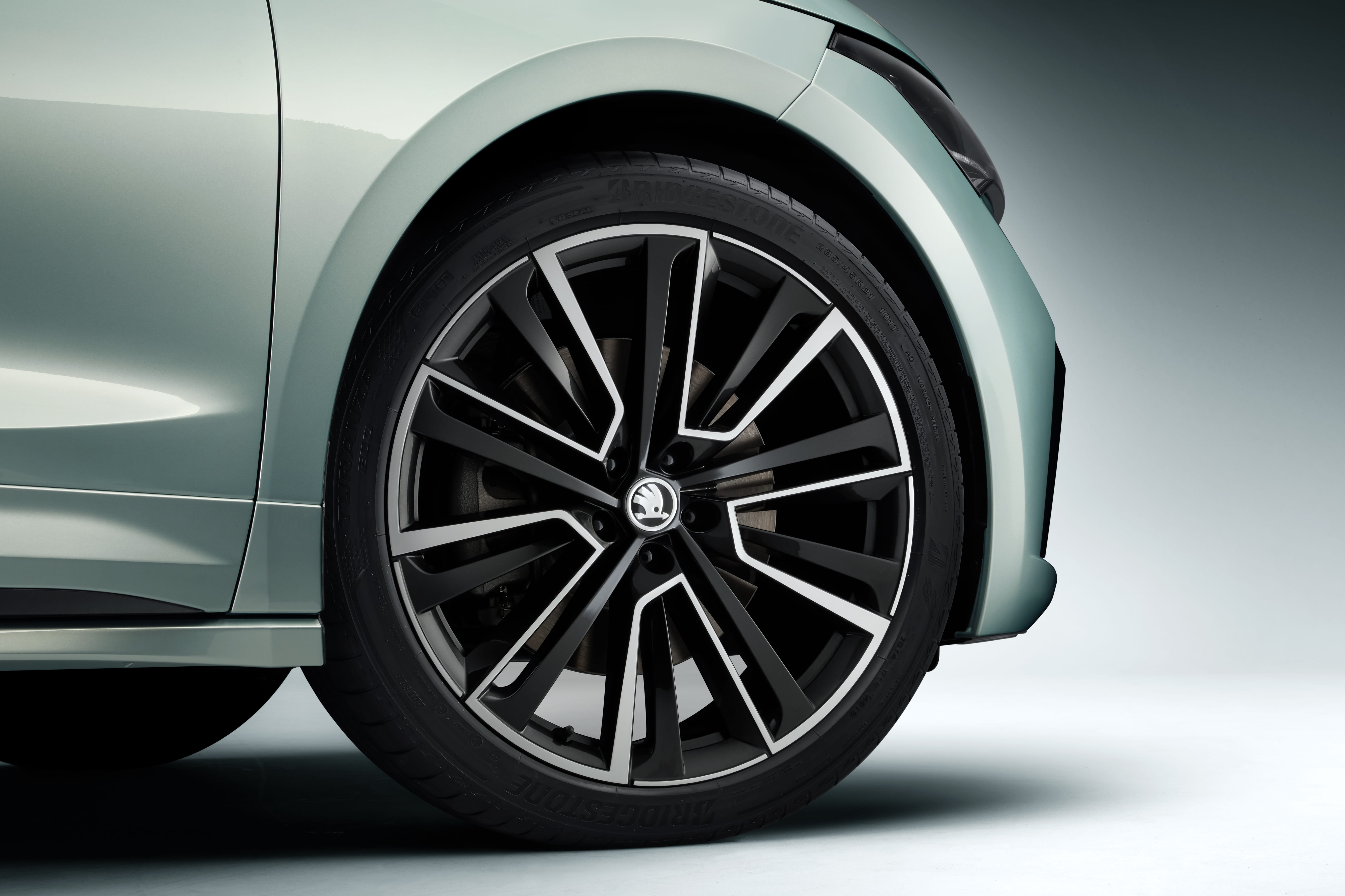 Skoda Enyaq iV: en banbrytande elbil med enastående räckvidd och modern design. Perfekt för långa resor med sin smarta och rymliga interiör. Upplev körningens framtid redan idag