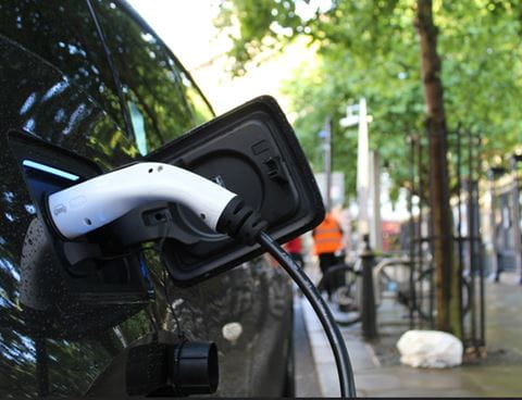 auto-elettriche-ztl-strisce-blu-e-altri-vantaggi