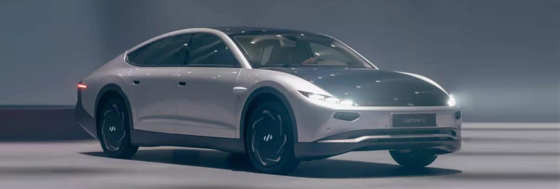 auto-elettrica-con-pannelli-solari