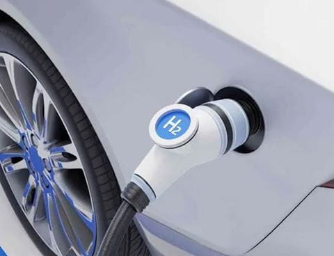 auto a idrogeno in fase di rifornimento