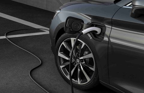 Seat Leon e-Hybrid a carregar